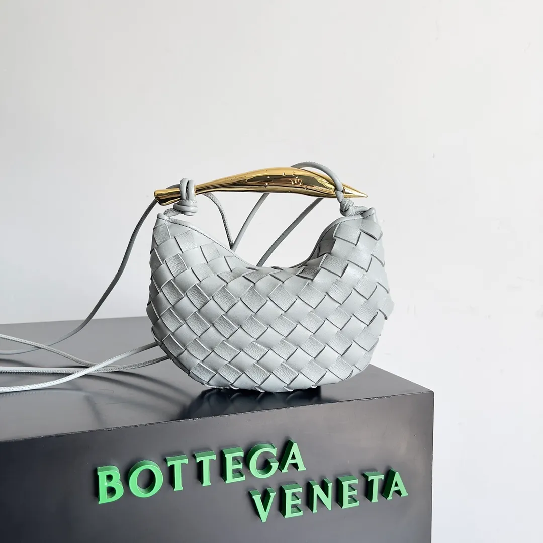 Batch of 1260 BV Mini Sardine is coming‼ ️Super high-end, stainless steel hardware + 24k real gold plating process, fish scales (concave and convex positions) are the finishing touch, the sardine bag that can be carried cross-body is completely beautiful to the heart. The metal element handle and the weaving are perfectly combined to completely integrate the artistic sense and elegance and fashion. It is really like a work of art🏺The large size is elegant, the small size is exquisite and cute, a must-have item for fashionistas, and the details are perfectly reproduced. Style number: 744267 Size 20*12*2.5
